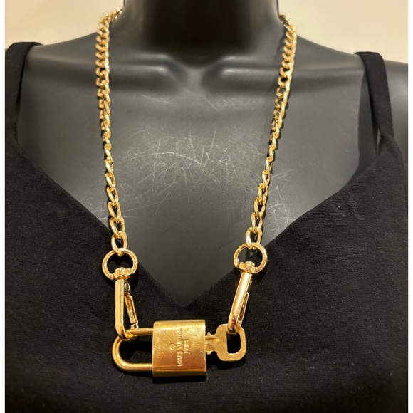 Lois Vuitton padlock with key 🔐 and necklace{#454} - Picture 4 of 16